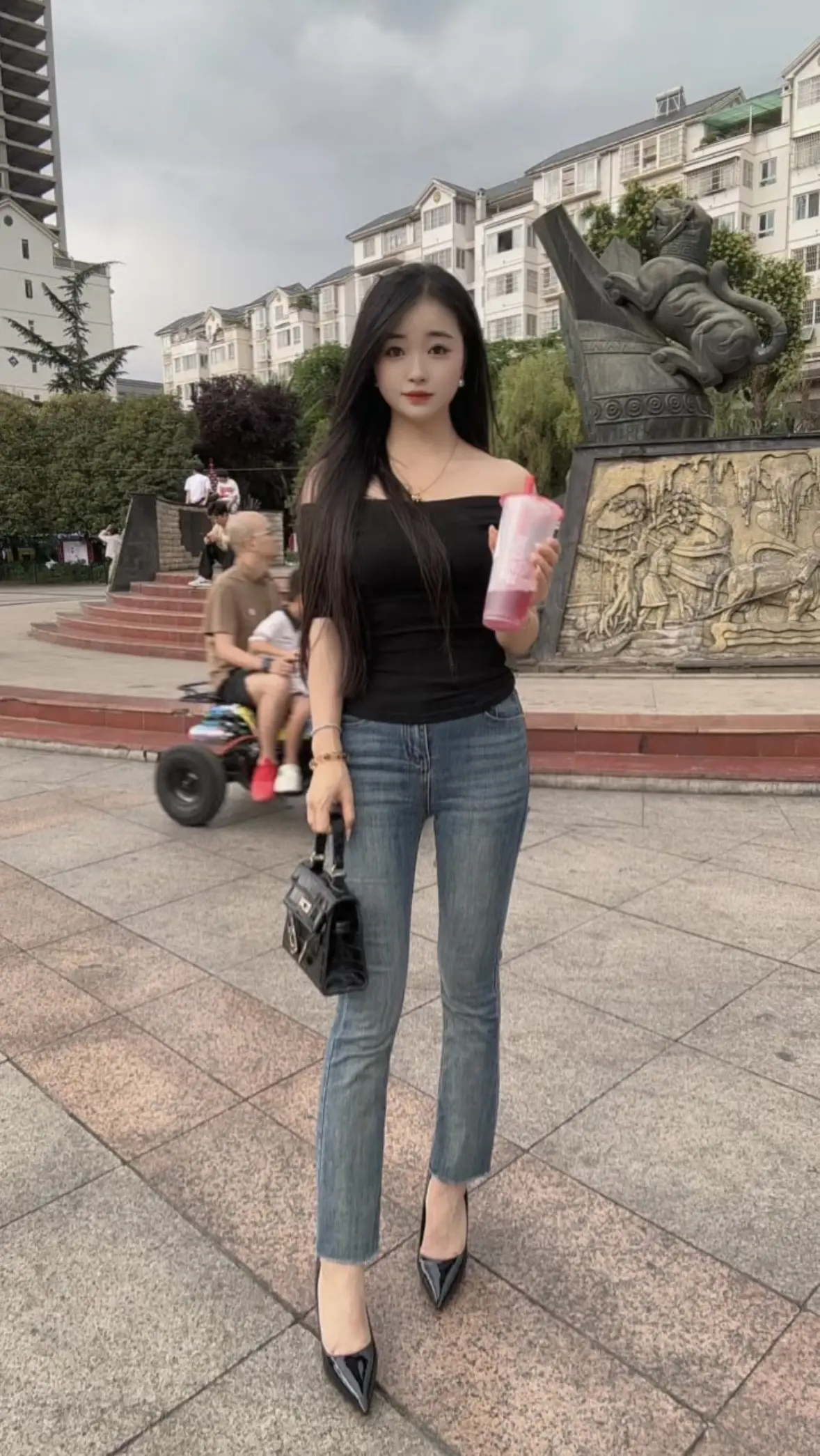 广场喝奶茶啦🥤
