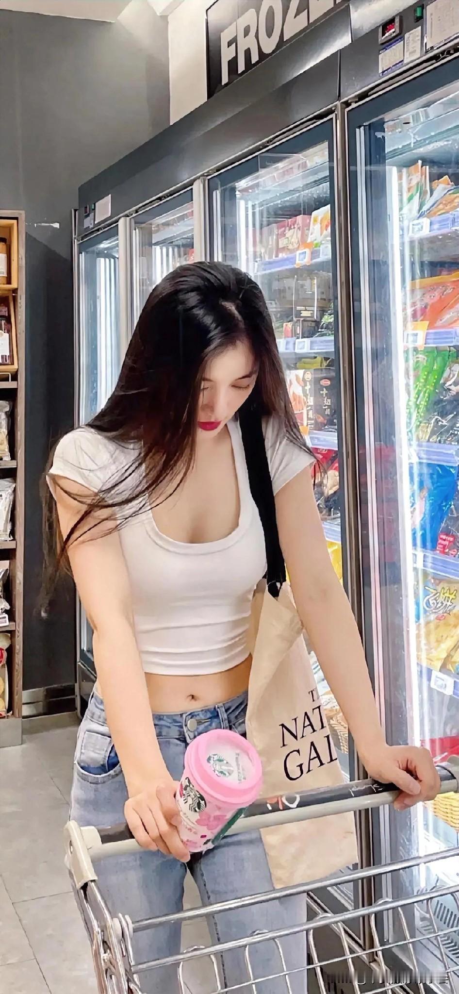 以为牵了哥哥的手就能牵住哥哥的心，没想到哥哥是千手观音。牵上妹妹你的手仙女手