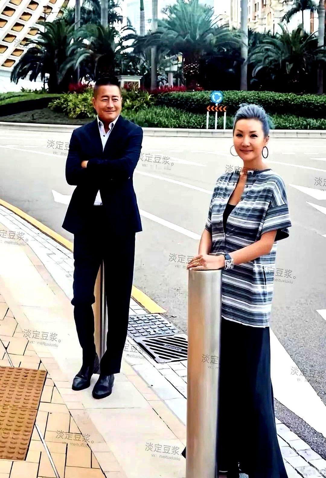 高曙光最近真是把“宠妻狂魔”人设焊死在身上了！前脚刚被拍到和现任妻子王玲十指