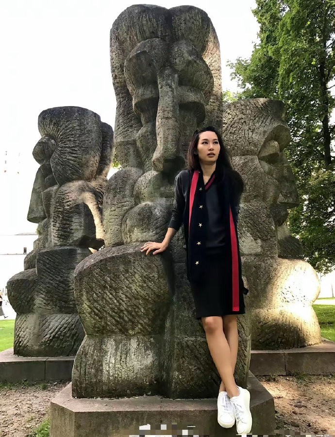曾经的香港“最性感最火爆的女神”，早已退圈多年。46岁，未婚未育，满世界旅游，把