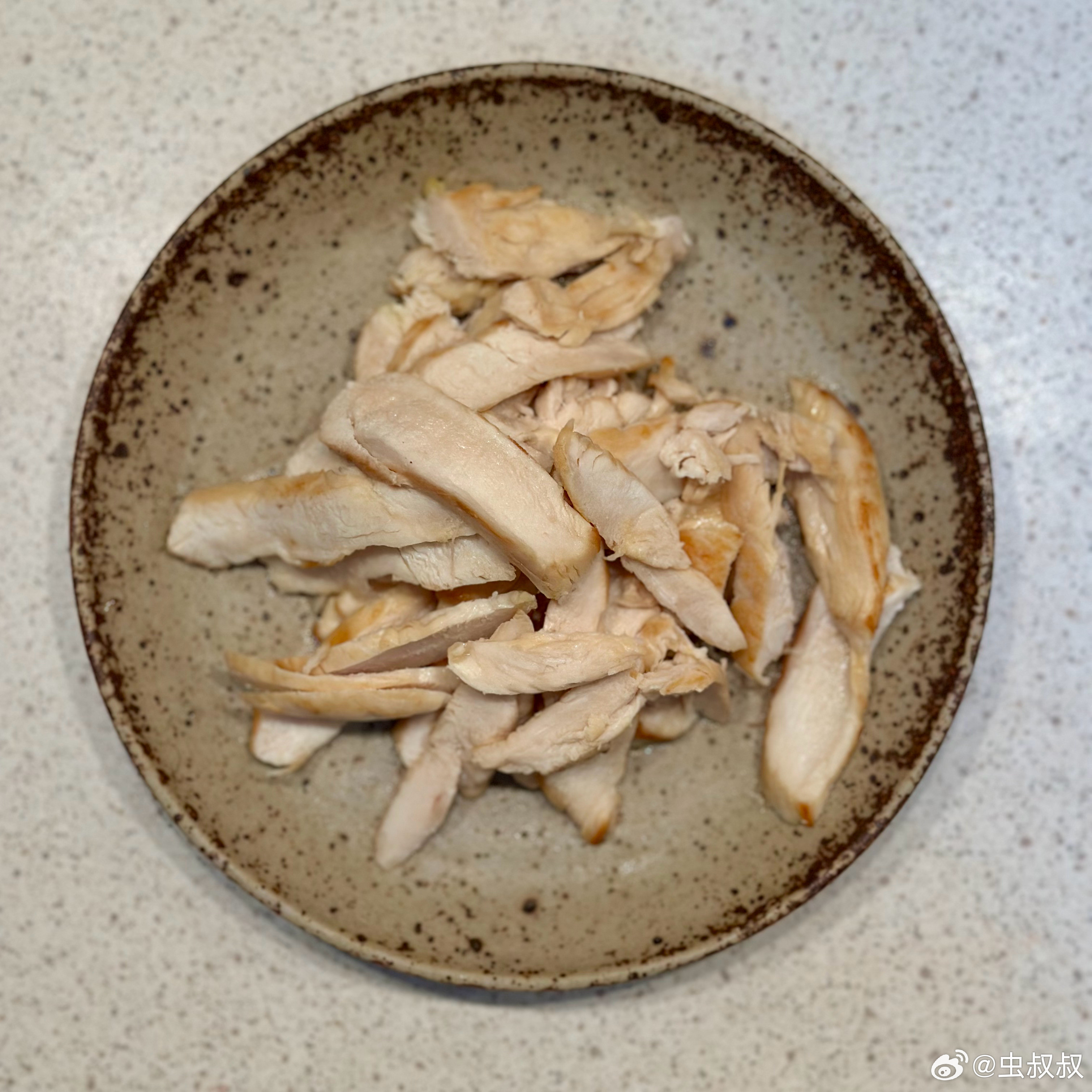晚餐。拌小海鲜，煎鸡胸，烤红薯。​​​