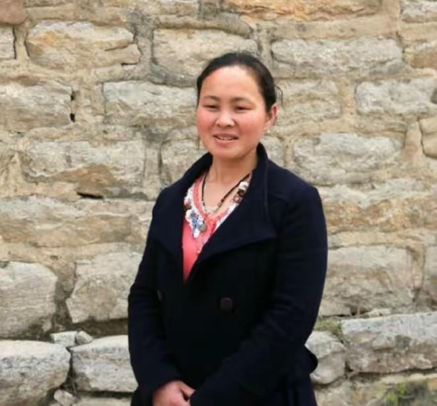 1994年，18岁女孩被人贩子卖给了放羊的人，新婚夜，女孩害怕的蜷缩在角落。不料