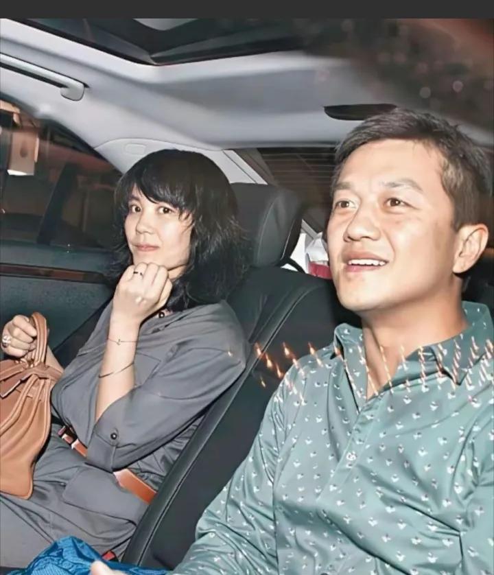 当李亚鹏与王菲夫妇的一张留影，那时候的两人恩爱有加形影不离满满的幸福感