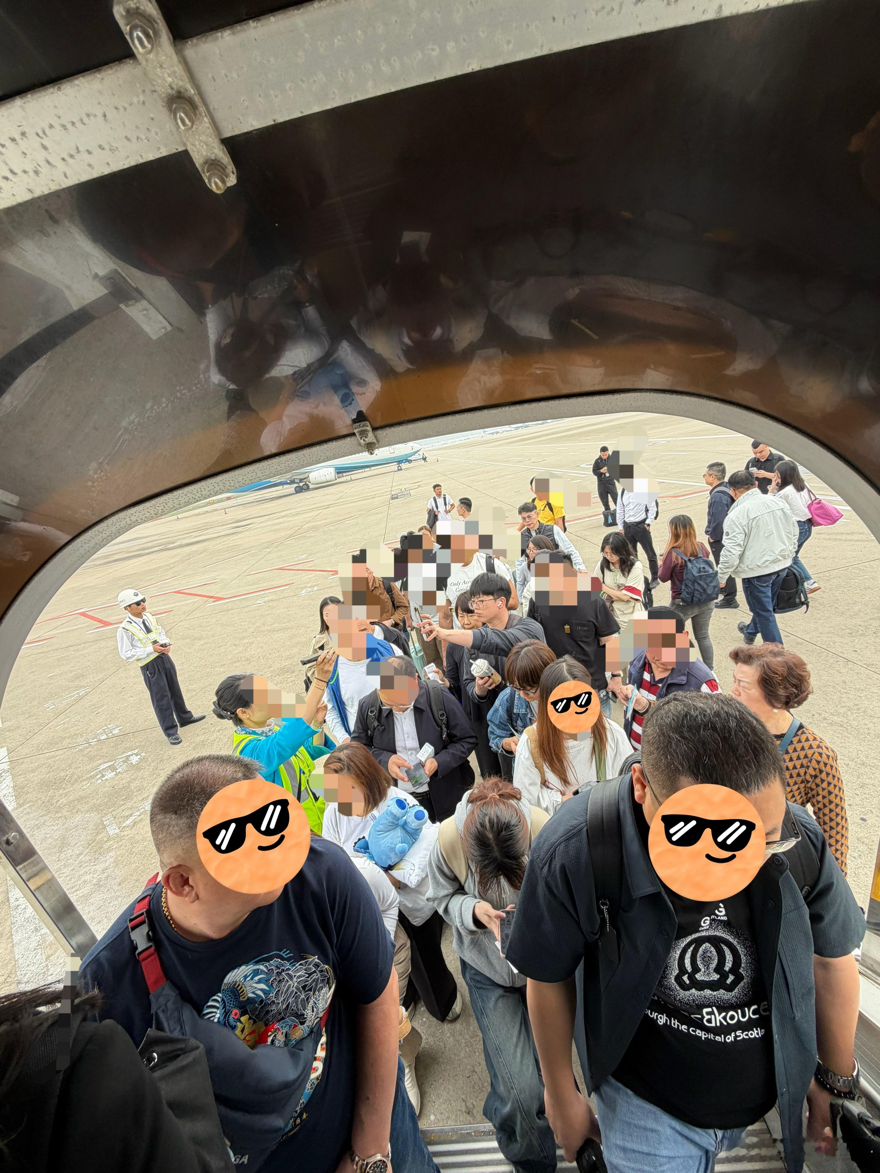 为什么不喜欢坐摆渡车，因为每次刷了登机后，在临上飞机还要再刷一次，然后就一堆人挤