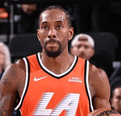 NBA常规赛，快船131-90战胜国王。快船球员科怀-伦纳德全场出战33分钟，