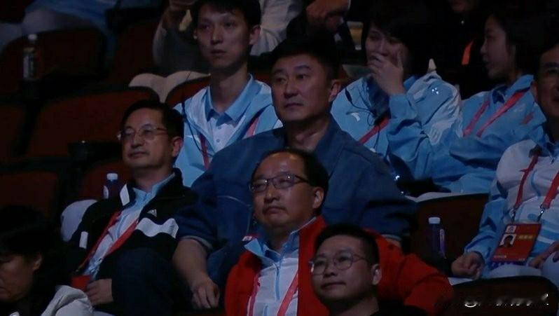 谁会想到，全运会男篮U18决赛，上一秒观众席的杜锋还是神情紧张，表情凝重的状态，