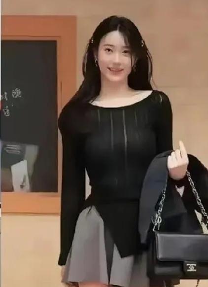 这是那位单亲妈妈！从气质来看不俗！从相貌来看，不像有孩子的女人！然而，老赵绝