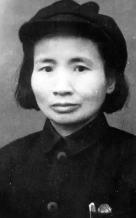 1960年，钱瑛到甘肃考察，谁料司机中途迷路，突然发现前面沟里有烟轻轻飘出，就开