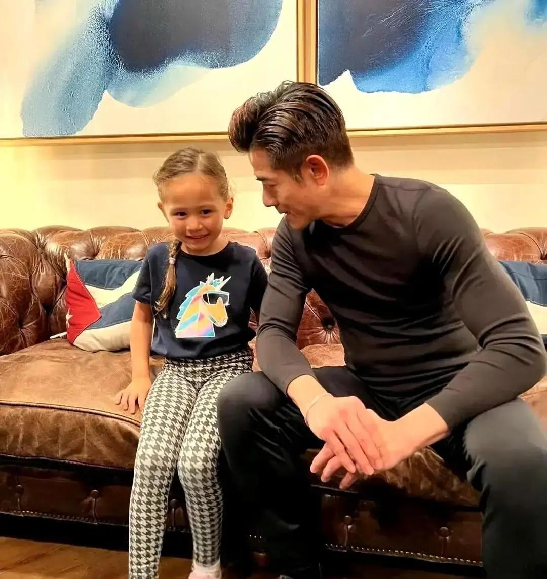 57岁郭富城凌晨四点晒健身照，肌肉线条让年轻人汗颜。但你不知道，这不是自律，是怕