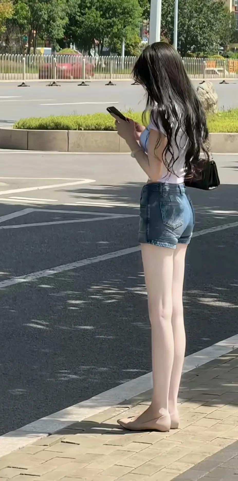 身材好，穿平底鞋也能亭亭玉立。