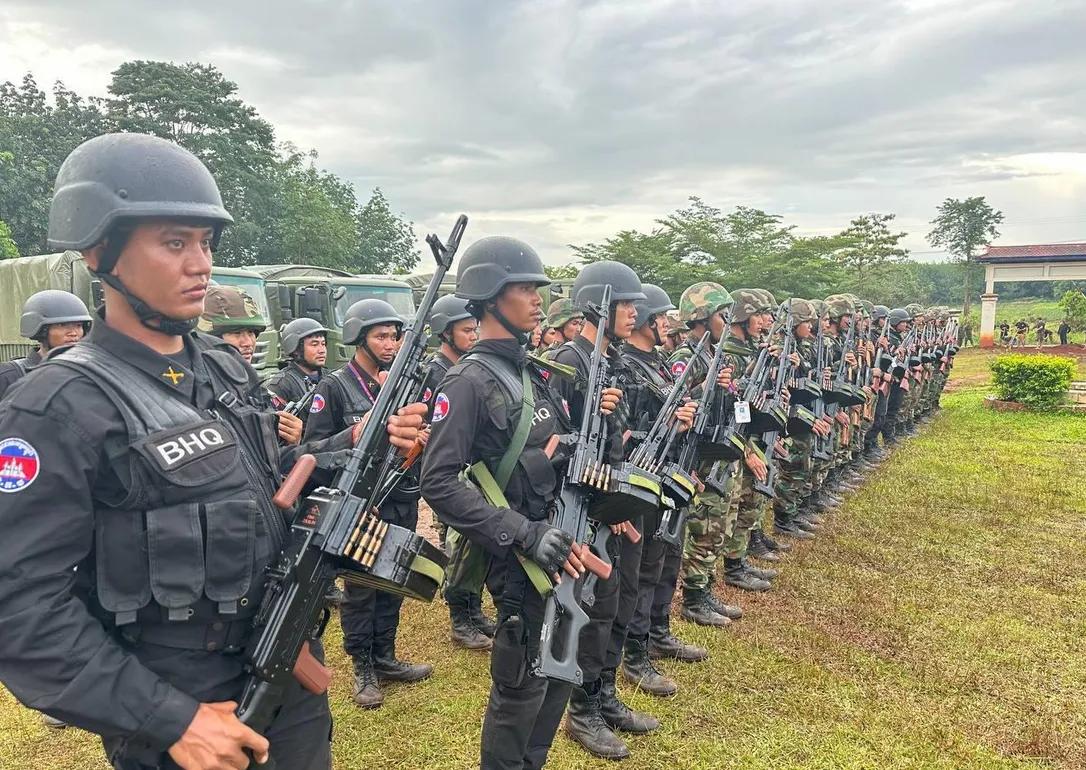 柬泰冲突再次开火，柬埔寨最不怕打山地丛林近战。柬埔寨精锐部队都是清一色，81式轻