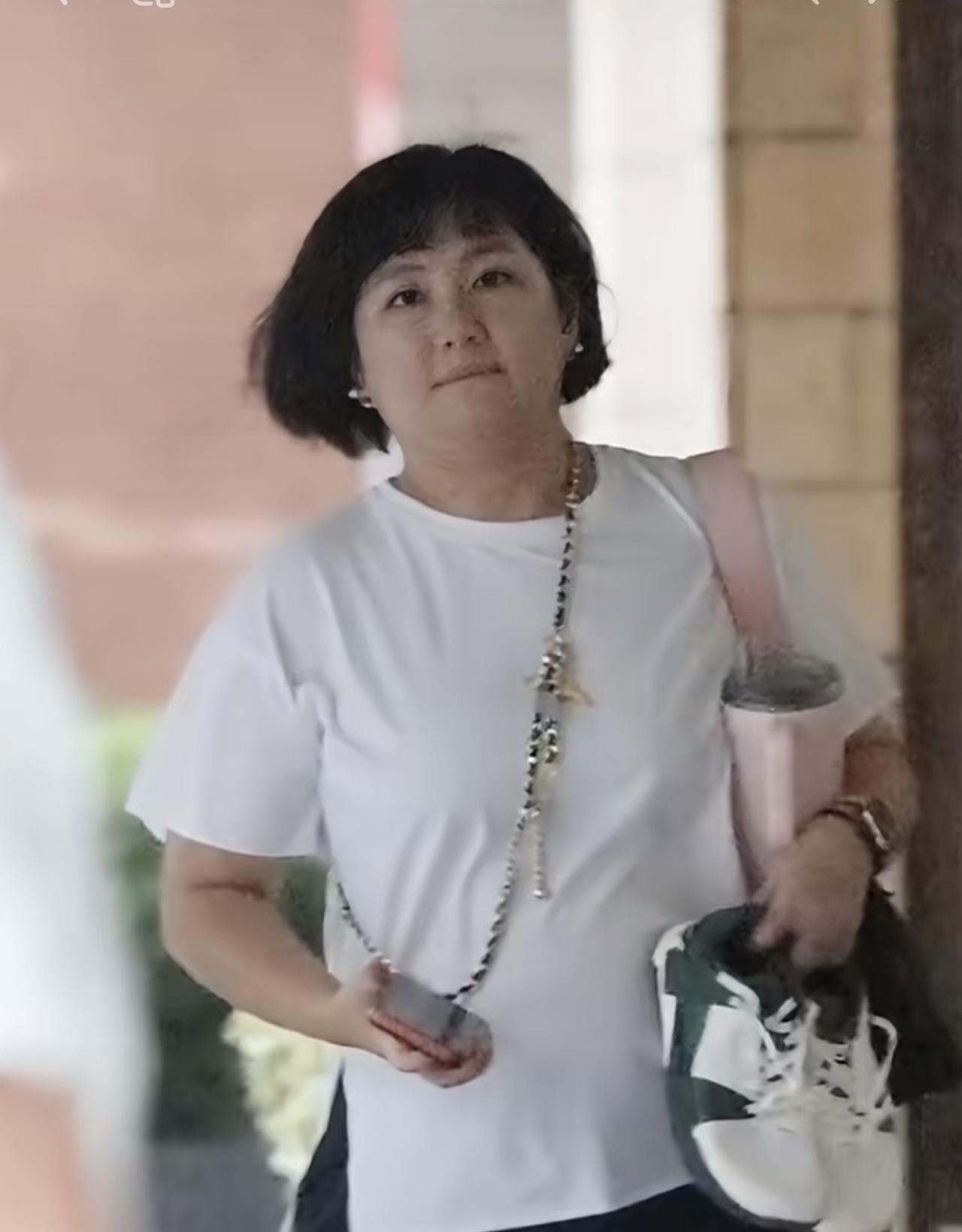 近日一组前女团成员Selina在幼儿园门口接3岁的儿子放学的照片引发热议。S