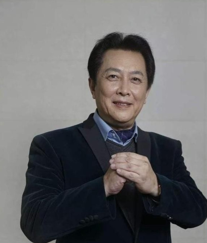 1990年除夕夜，唐国强的妻子洗完澡化完妆，穿上一身新衣，用一根绳子结束了自己的