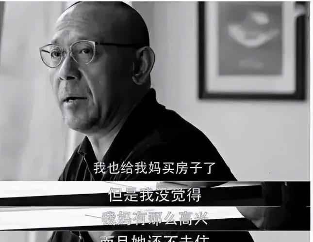 2018年，姜文母亲病逝，去世前两个月，母亲拿出一个撑得快要破的牛皮纸信封，交给