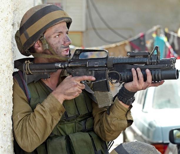 截短型CAR15同样可以加挂M203榴弹发射器，不过连接装置也是以军自己改装的。