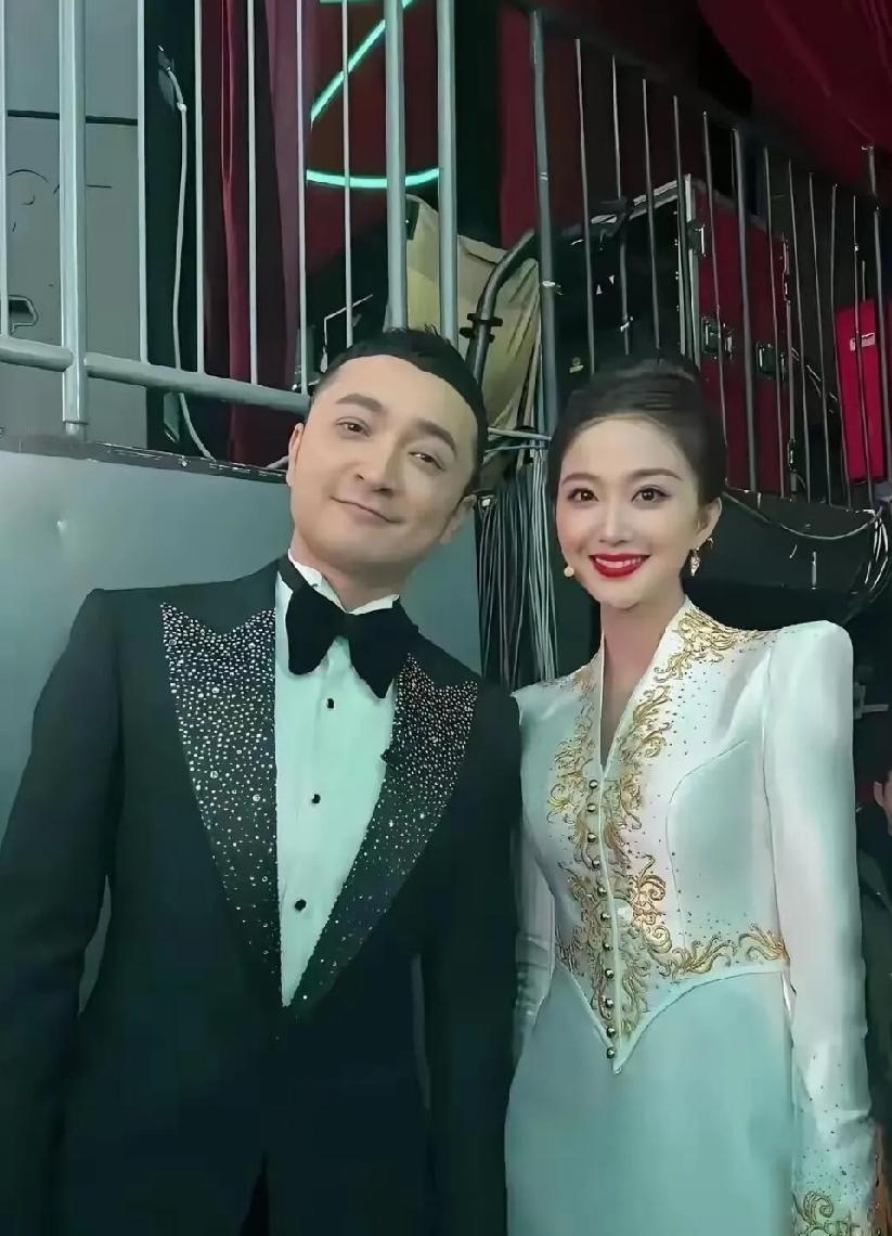 尼格买提身边的这位主持人颜值太高了，她皮肤白皙，五官精致，举止优雅，国风礼服让她