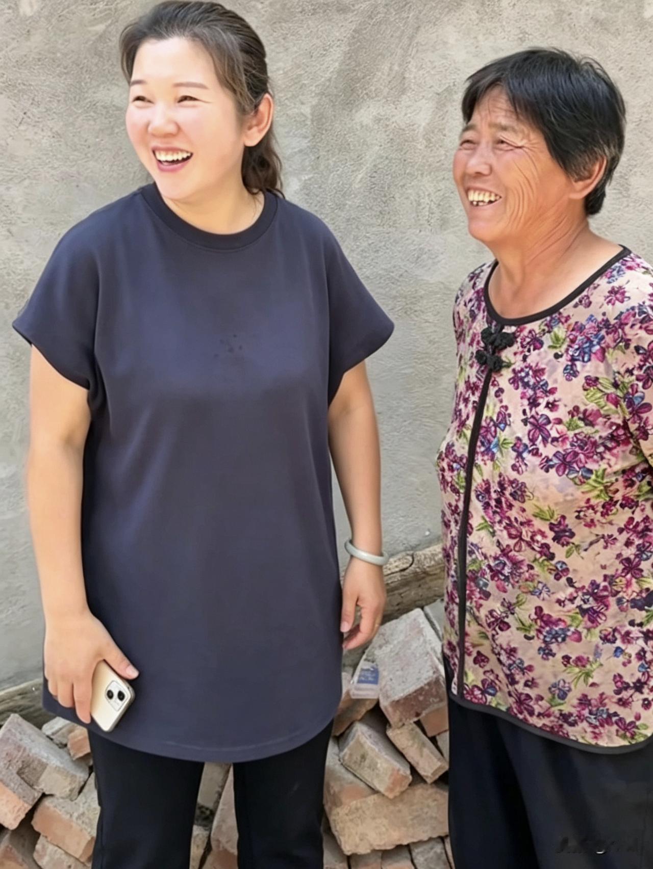 二层小洋楼在装修中一天一个样，渐渐散发出豪华气派的韵味。婆媳俩望着这梦寐以求的大