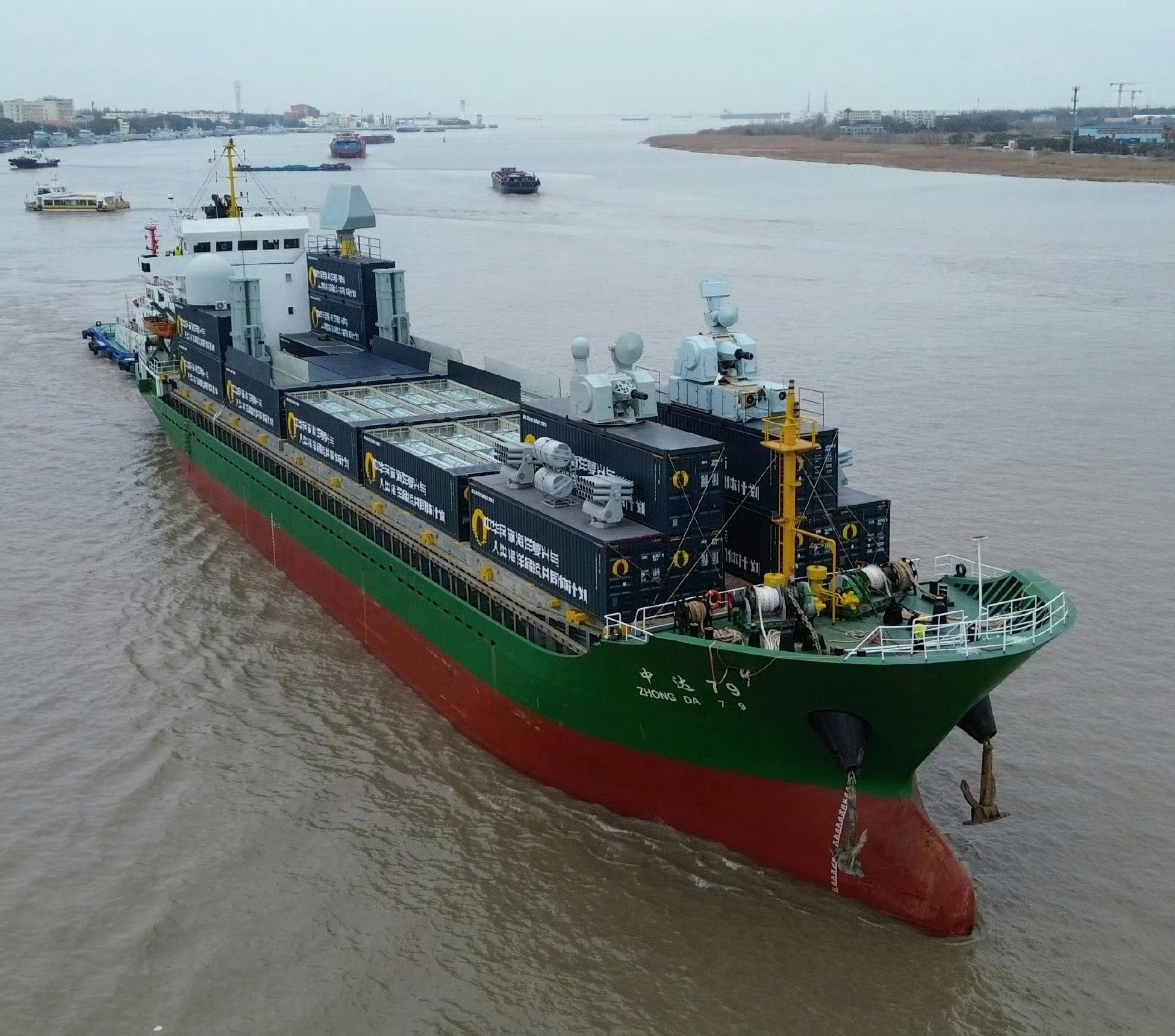 “中达79”出海试航5天后返回之前上面的组合式电磁弹射轨道被换下去了，重新装上了