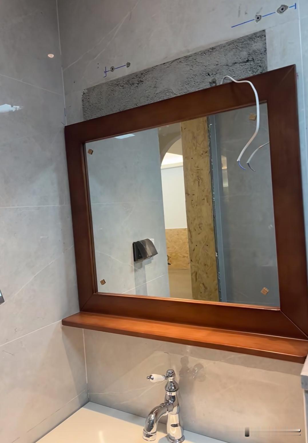 精装房处处是坑不说，买的镜子小了想再单独配一个也是坑！谁能想到精装房自带的