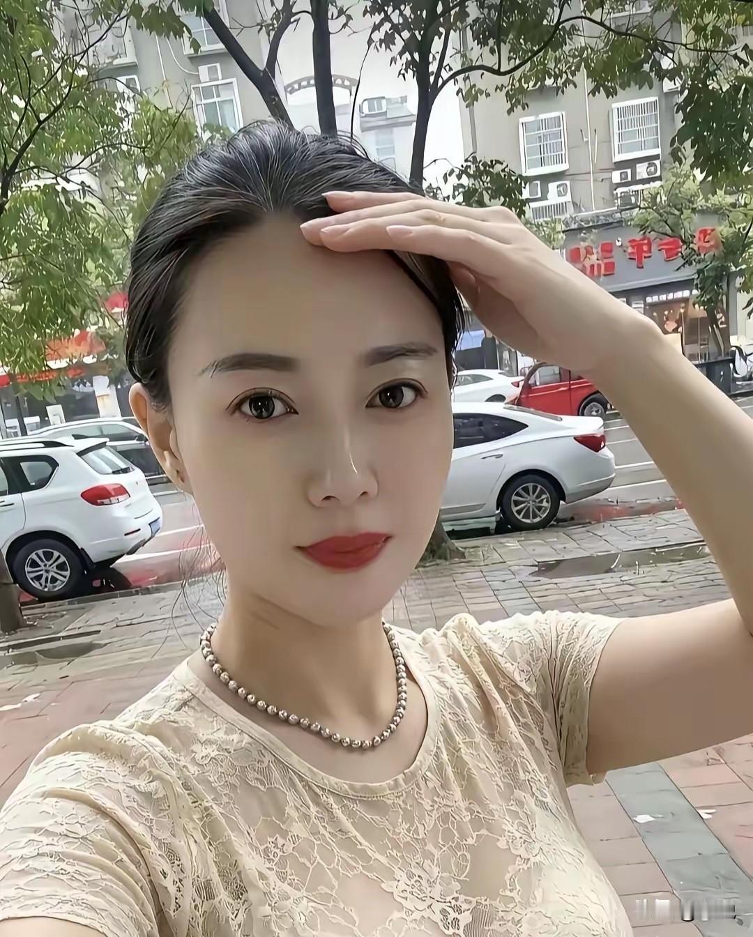 长相一般，衣服化妆来凑