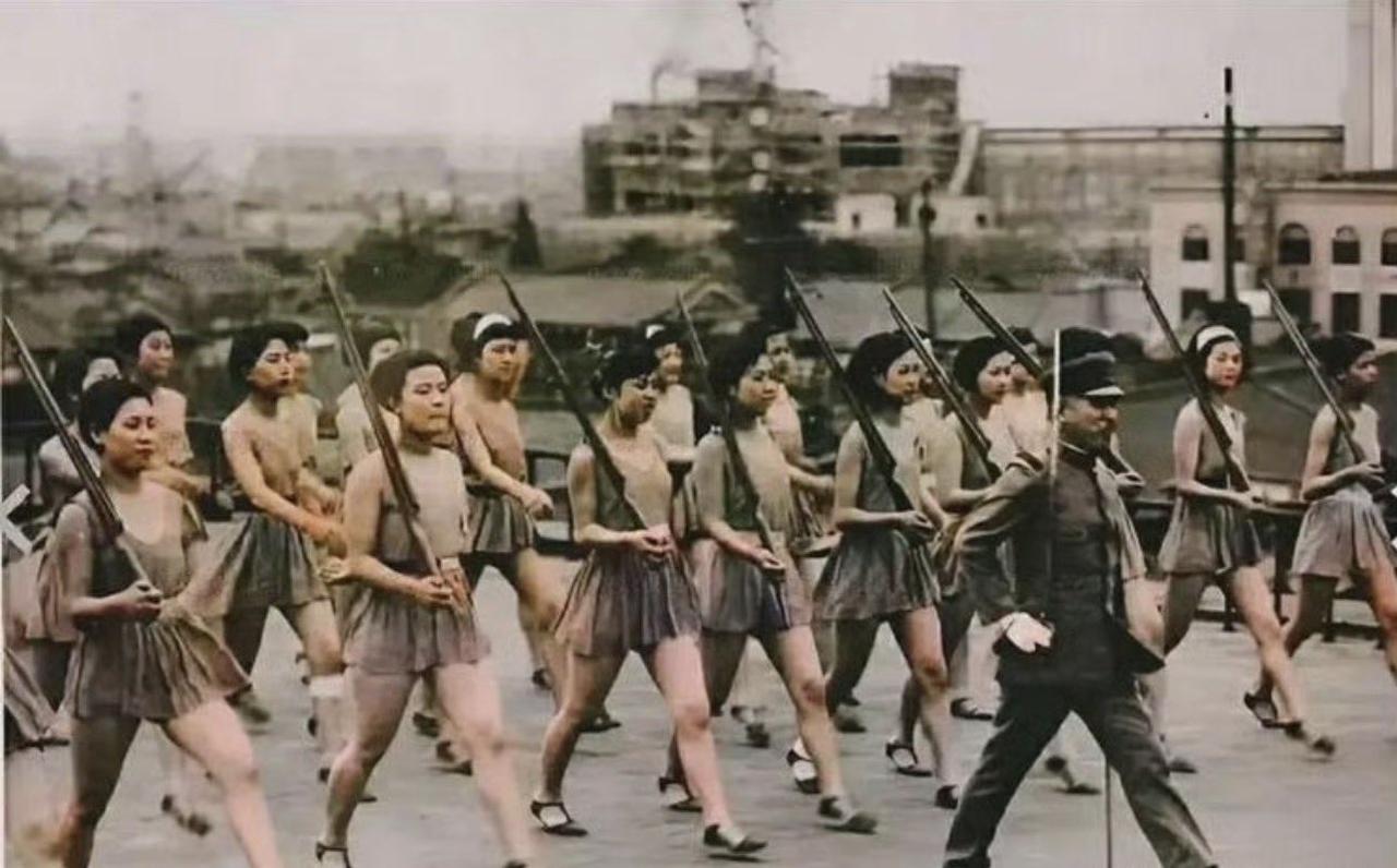 照片记录了日本战时的动员政策。在20世纪30年代至40年代，学校将军事训练纳入学