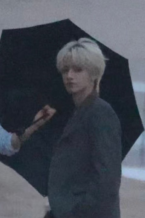 三亚海边拍摄的朱志鑫棍儿帅成这样三亚海边的朱志鑫​​​