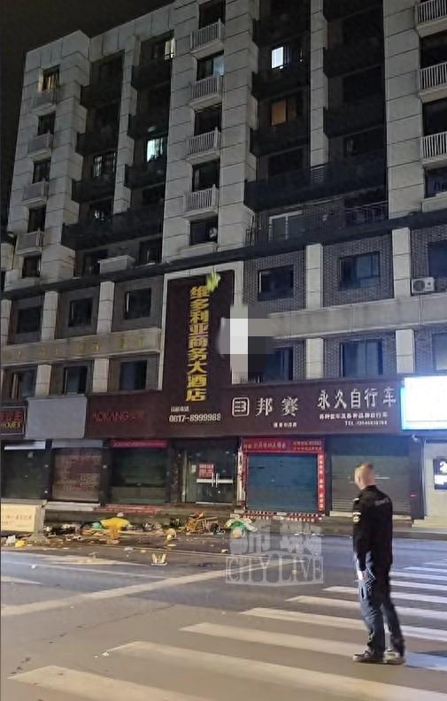 四川男子7楼扔菜刀铁块！就因家庭纠纷，这细节让人不敢出门家人们，南充蓬安这