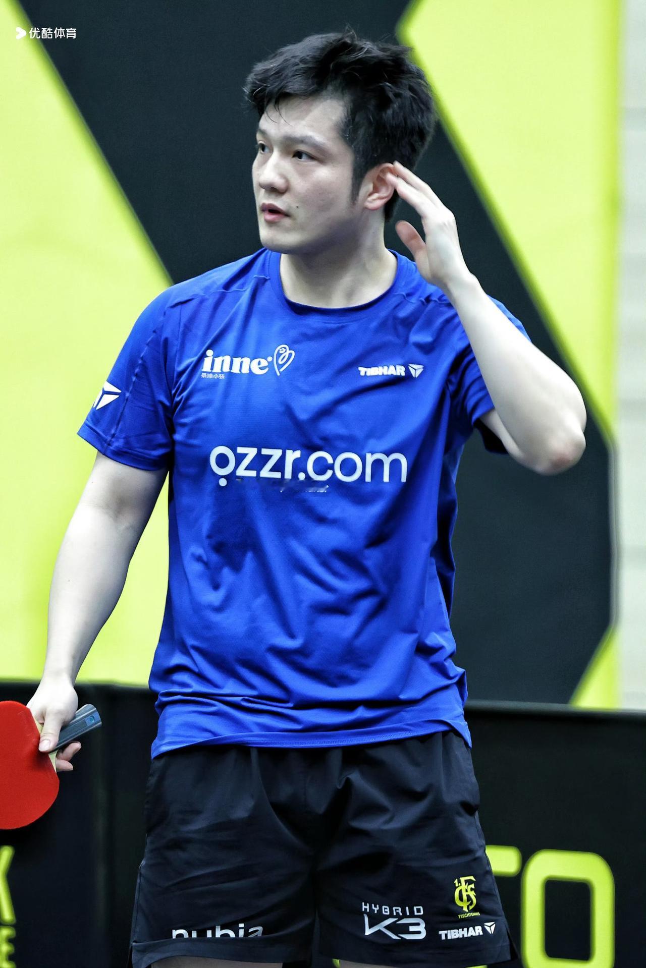 赛前，樊振东三张酷帅抓头图…北京时间1月13日凌晨，德甲比赛赛前，樊振东抓头