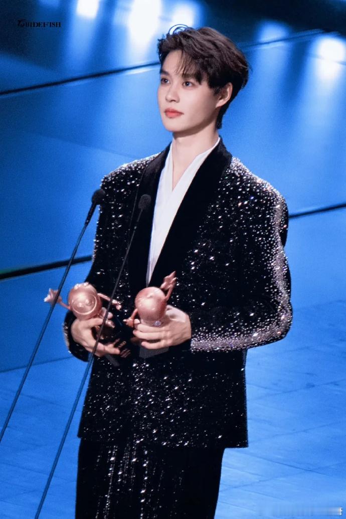 跨年演唱会柯淳在浙江卫视的存在感还是很强的，以至于看到他就觉得这一定是浙江卫视