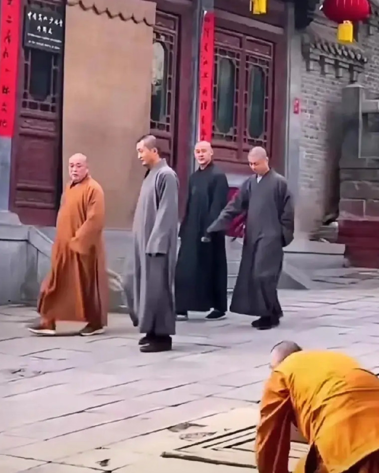 释永信的狂妄在生活点滴中体现的淋漓尽致！面对寺庙里的其他僧人跪拜大礼，仅仅只是瞟