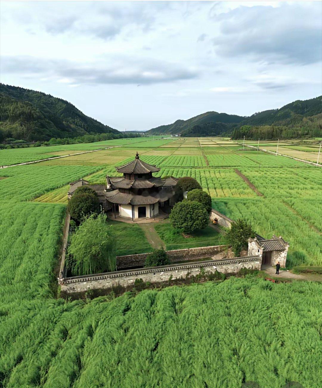 陶渊明向往的生活环境，这房子不开发成旅游景区可惜了。