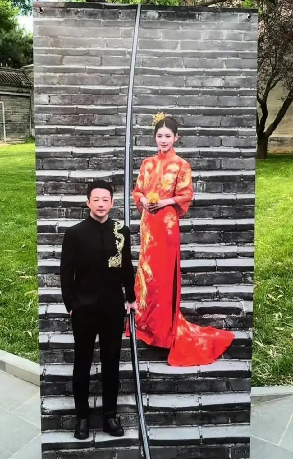 汪小菲和马筱梅的婚纱照海报是来搞笑的吧？照片直接把俩人一分为二，看着根本不像夫妻