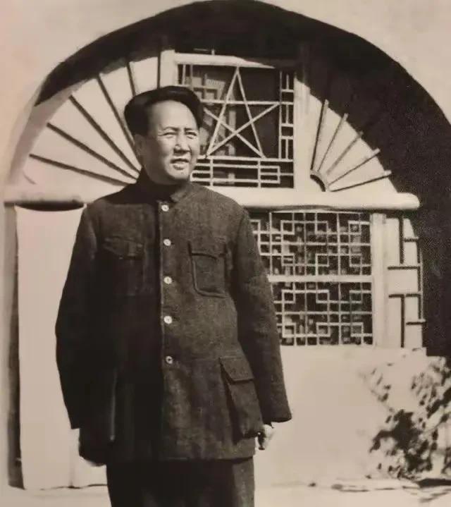 在延安的黄土地上，一张照片穿越时光，将我们拉回那个峥嵘岁月。画面里，窑洞静静伫立