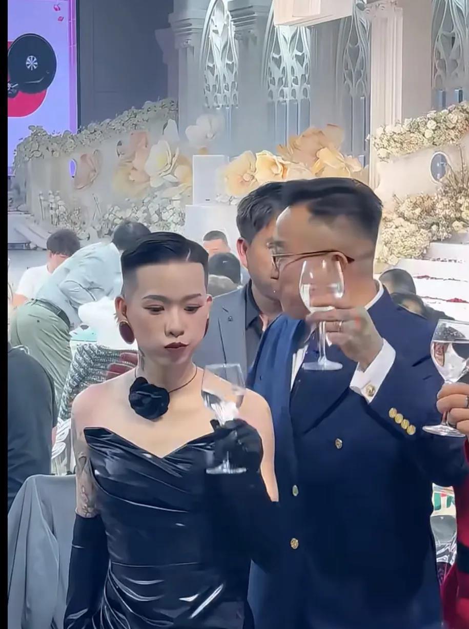 现在结婚，两口子都分不清男女啦