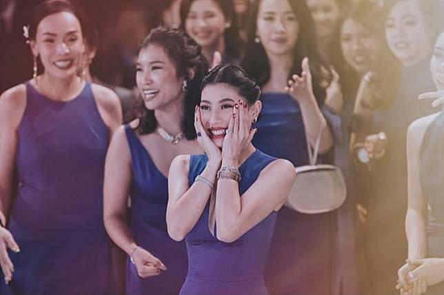 泰王小公主双手捧脸，这张照片是她最好看的照片了。其实她五官挺好看的，就是脸型不够