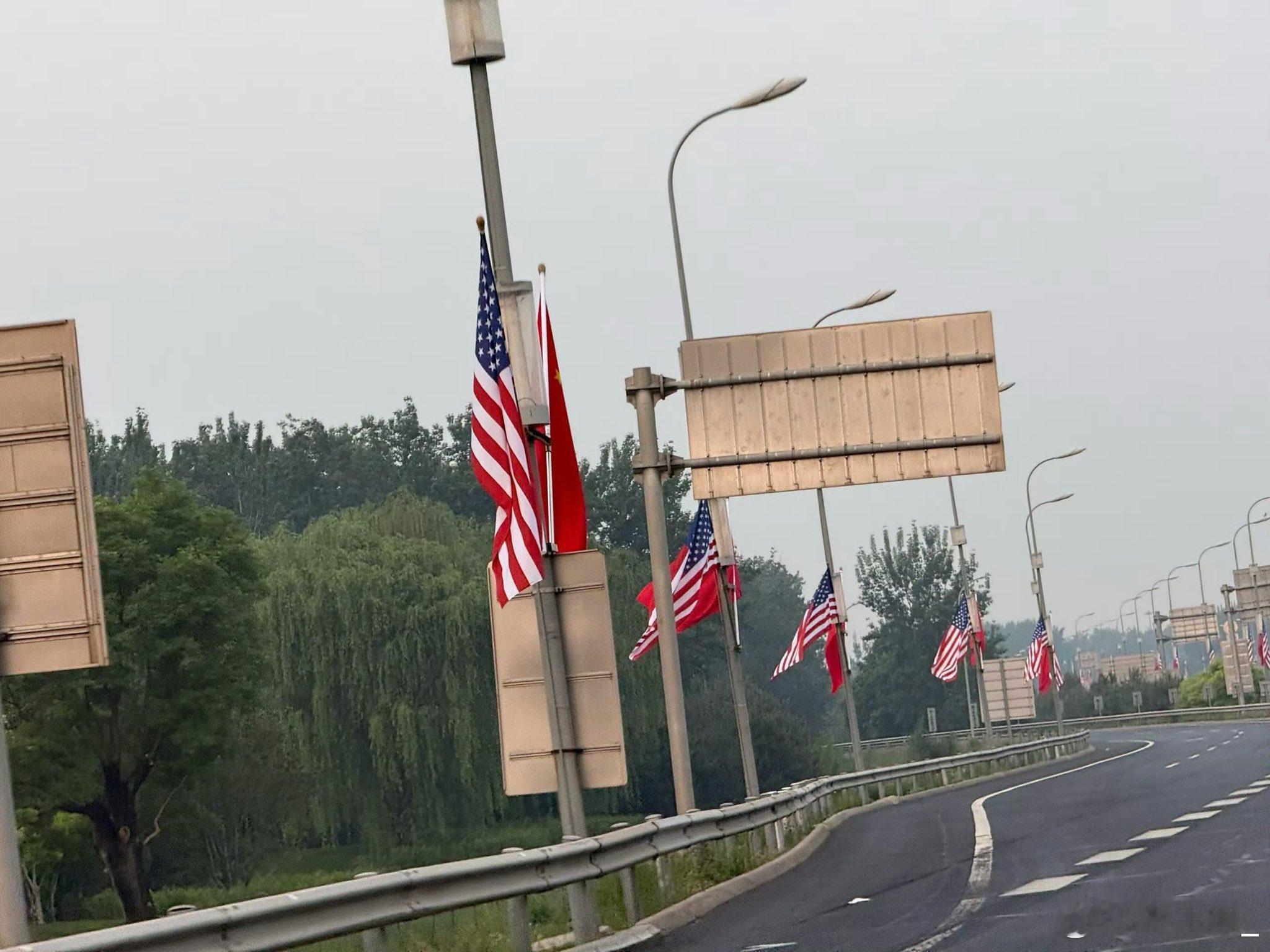 首都机场高速公路，已挂上中美国旗