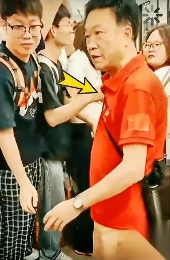 还敢逼别人让座？成都地铁太刚了！这次直接戳破了“老人必须优先”的歪理。