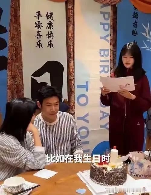 贝儿看到父亲陆毅变老哭17岁的贝儿在父亲50岁生日时，看到陆毅扮老年妆瞬间泪崩