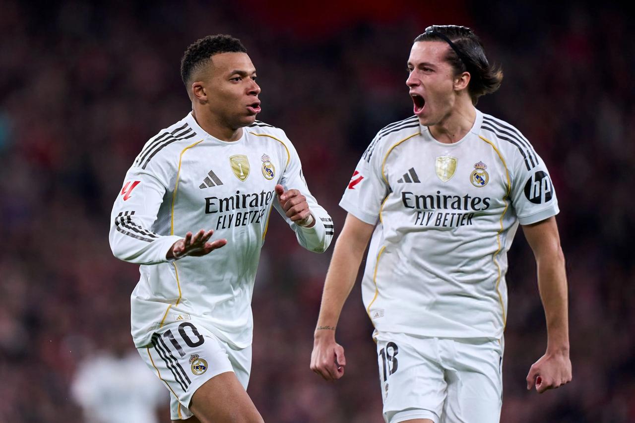 姆巴佩踢中锋皇马是没有未来的，站着中锋位置，中锋的活他是一件不干，还时不时在边路