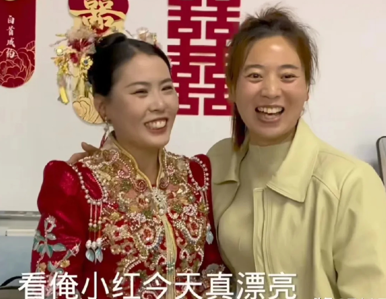 单亲妈妈小红娶新郎，当天还得给男方送礼小红家送了一头猪，一袋面粉，还有豆腐等