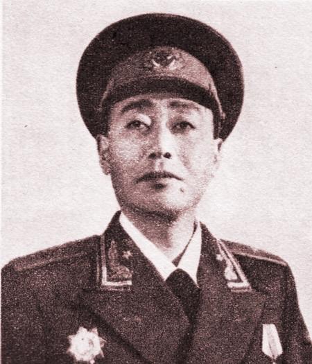 1956年，乡下的嫂子进城找开国少将刘其人，一见面就指了身后怯生生的小女孩，说：