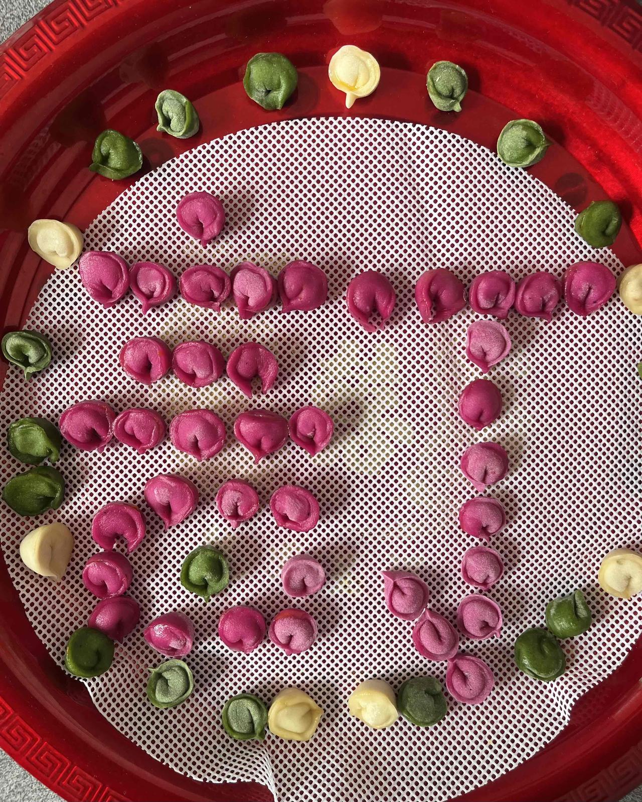 朋友订婚，家里用不同颜色的小饺子，拼成了《订婚快乐》四个字，还挺好看的[滑稽笑]