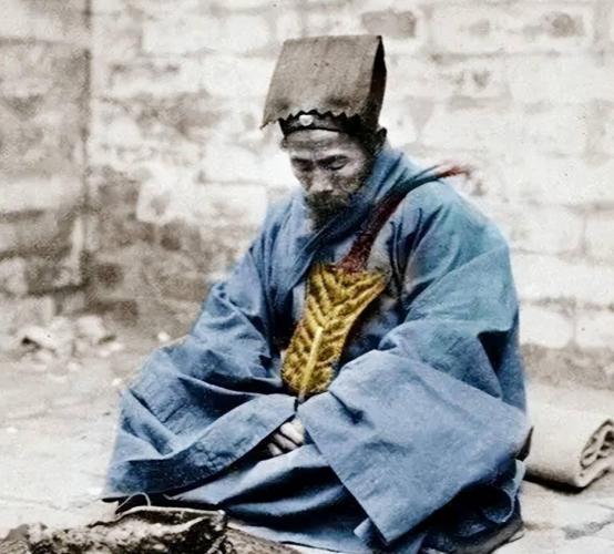 1937年，甘肃万佛峡，马家军将一个老道吊起来，还当着他的面，把一个小道士开膛破