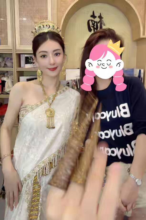 方媛到云南拍孕肚照，眼窝凹陷还是很美，手握黑卡游山玩水超享受！！！​​​