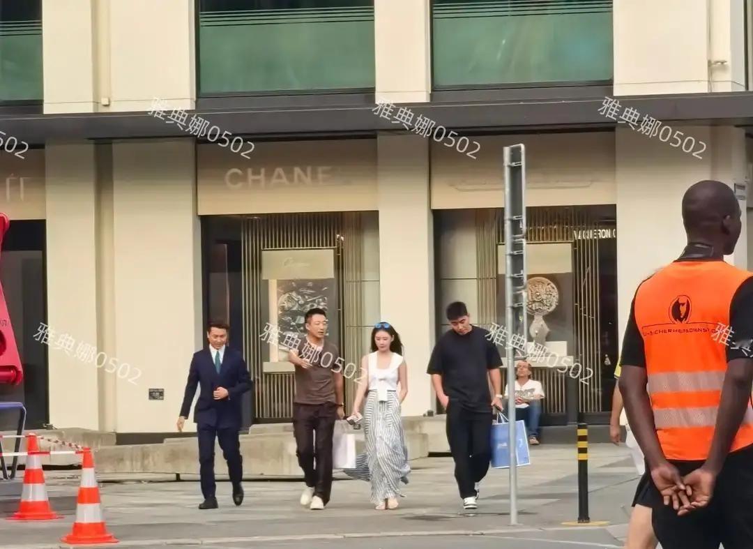 谁能想到，在瑞士卢塞恩的街头，这俩非娱乐圈的人愣是靠外形赚足了回头率有路人撞