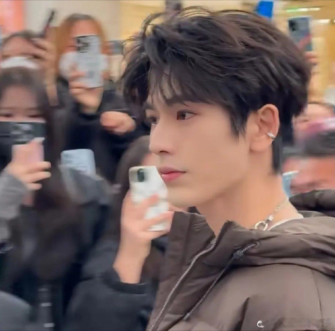 张凌赫这颜值真是帅得明明白白，不是猴系也不是犬系，就是教科书级别的正统帅哥男人中