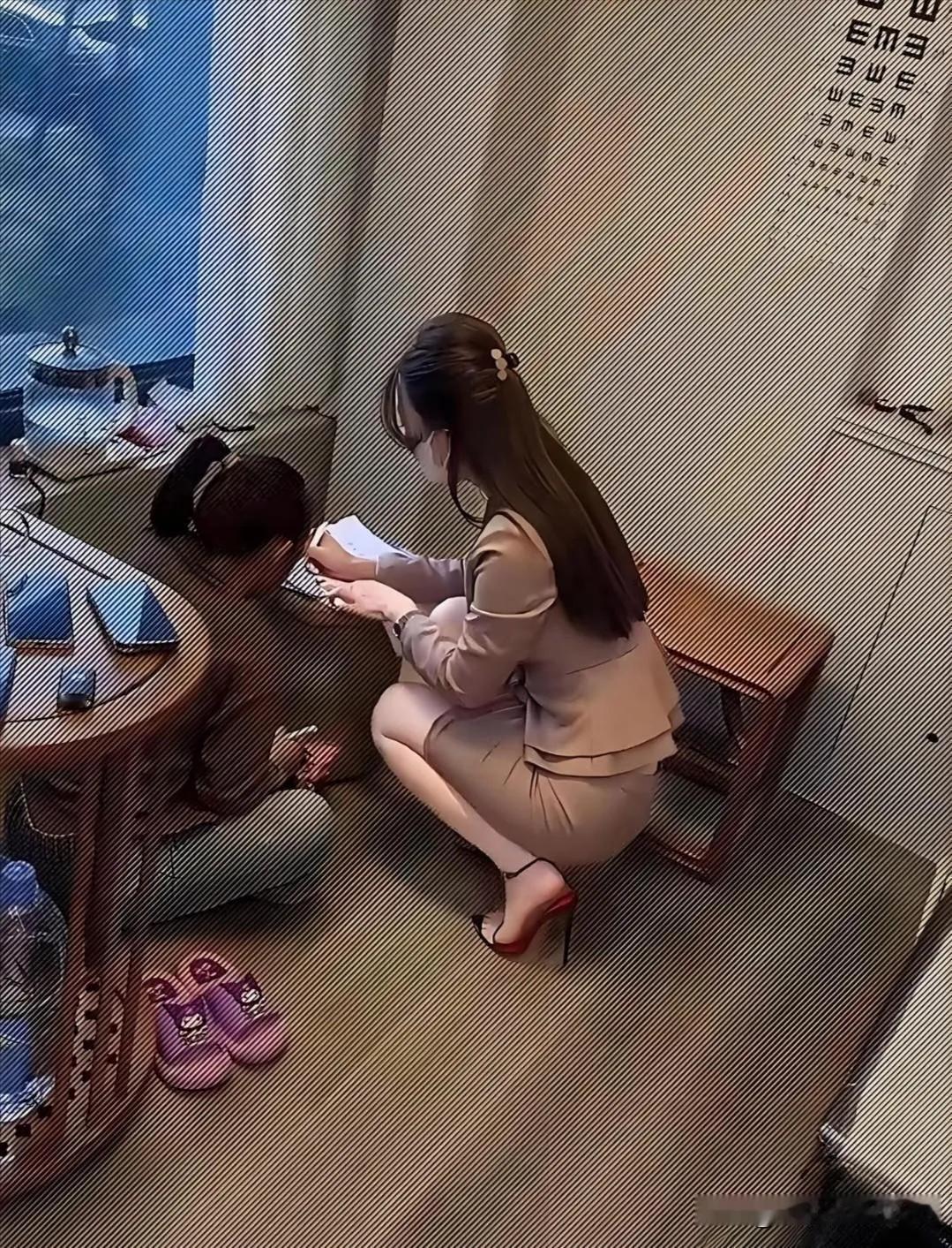 离婚单亲家庭，学校，家教一个也不能少，不然孩子学习跟不上。