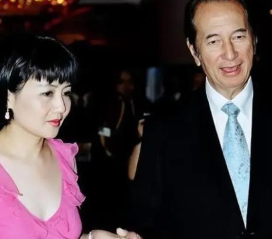 有一次，记者问四太梁安琪：“你生下小女儿时，赌王已经78岁高龄，是不是做的试管婴
