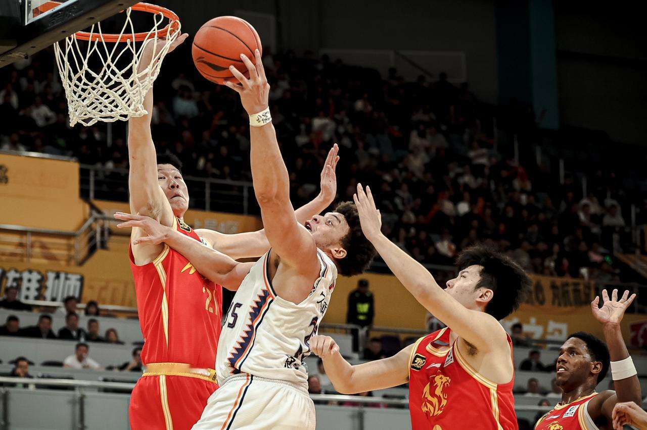 上海队的王牌悍将伤退！就在上场遭遇战，虽然上海队以119:116的战绩击败福建这
