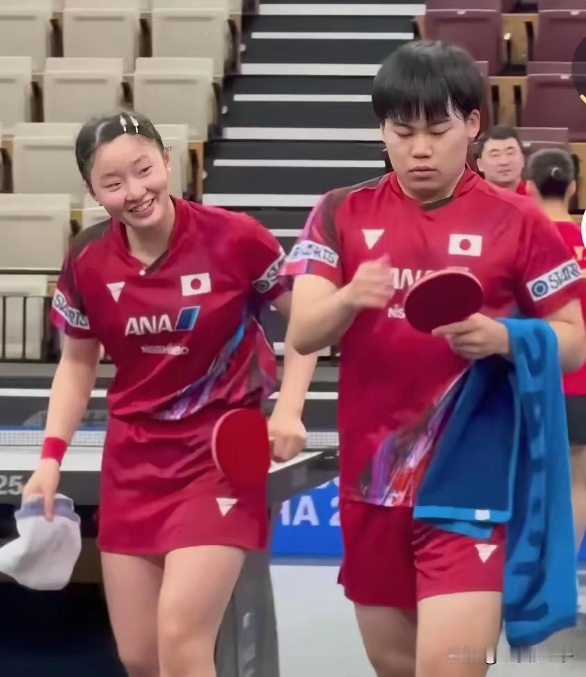 张本美和:少爷！慢点走等等我，怎么生气了？松岛辉空:刚打完比赛有点累，想早